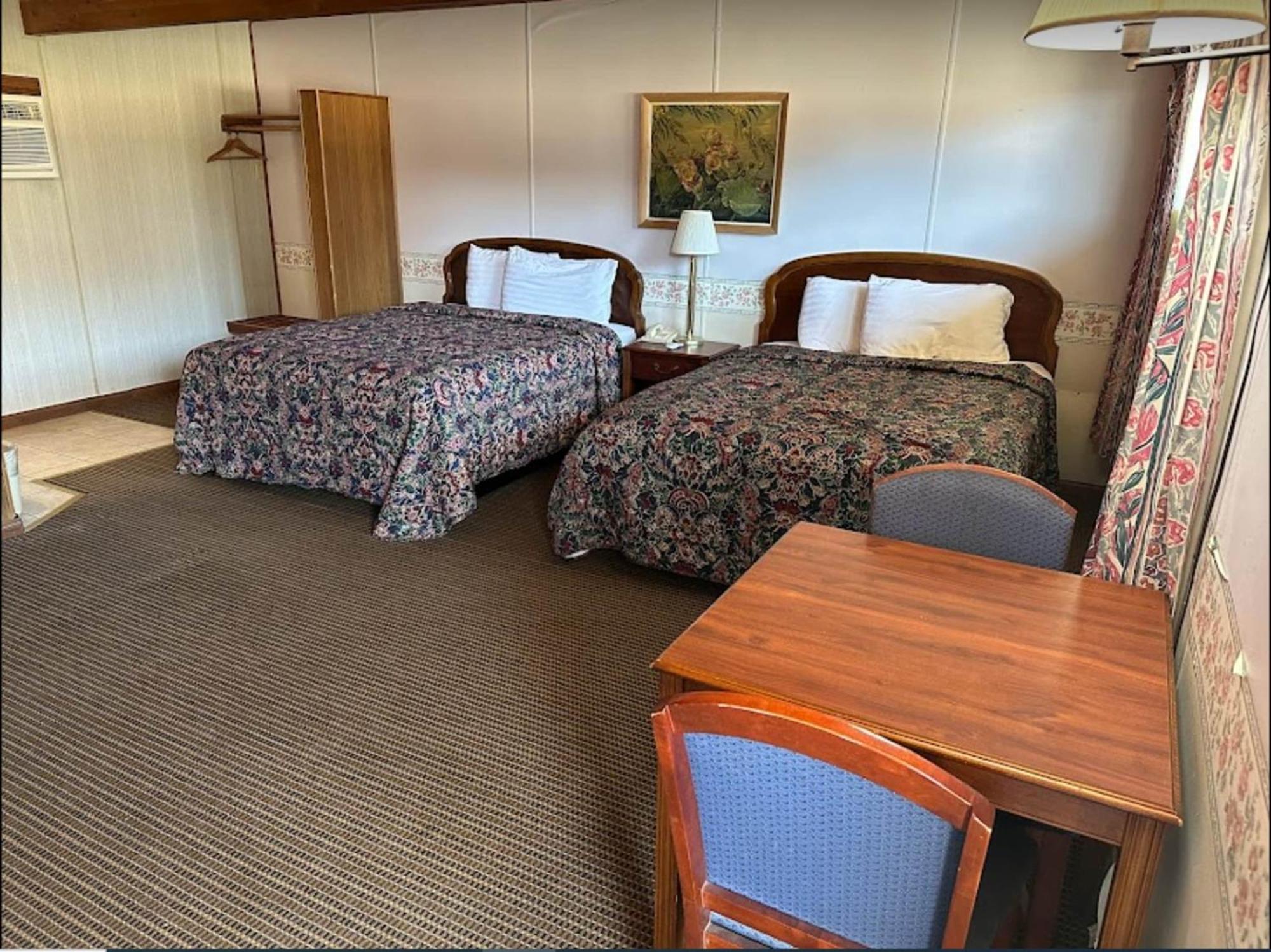 Love Hotels Western Holiday By Oyo At Harlan Lake Ne Алма Экстерьер фото