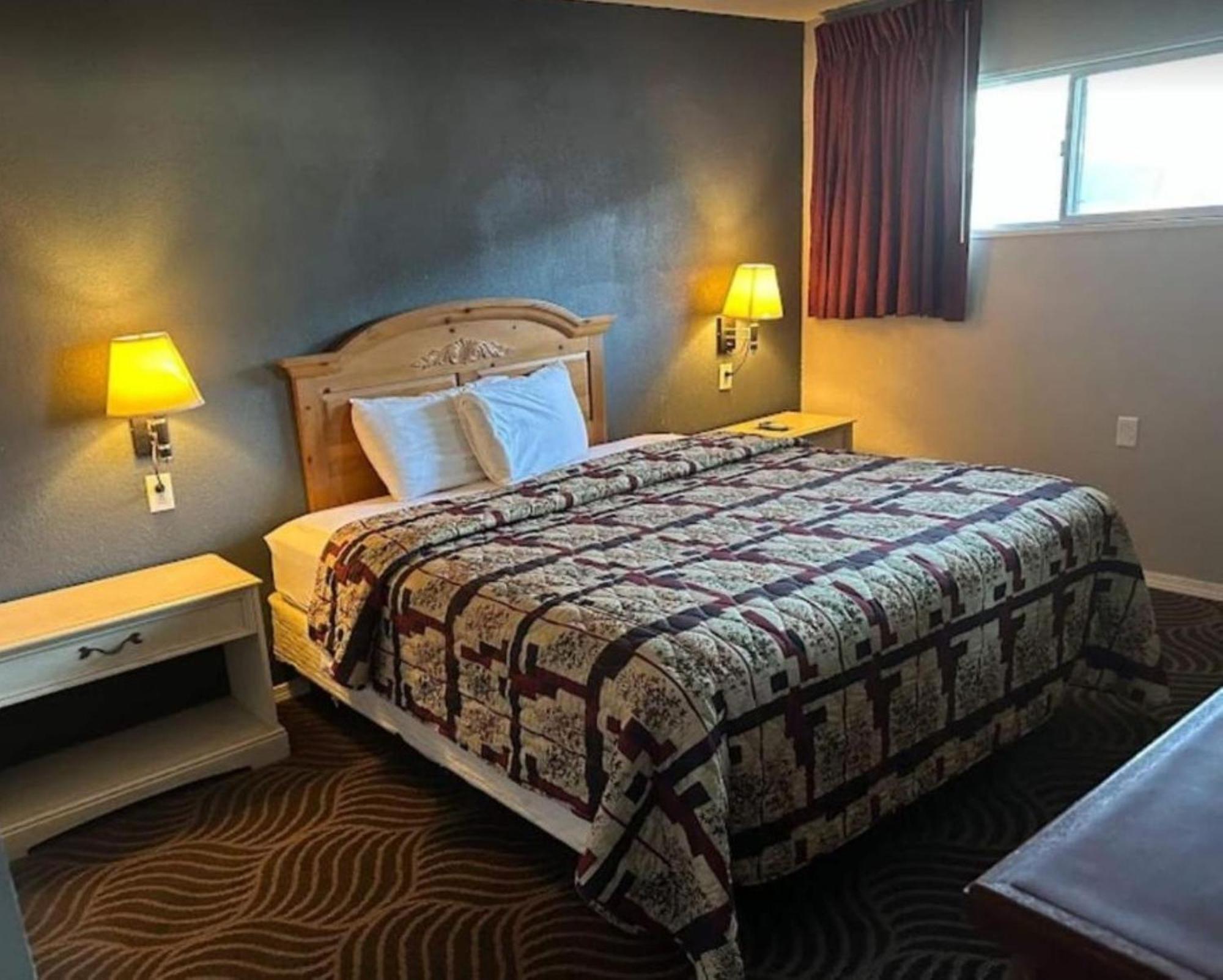Love Hotels Western Holiday By Oyo At Harlan Lake Ne Алма Экстерьер фото