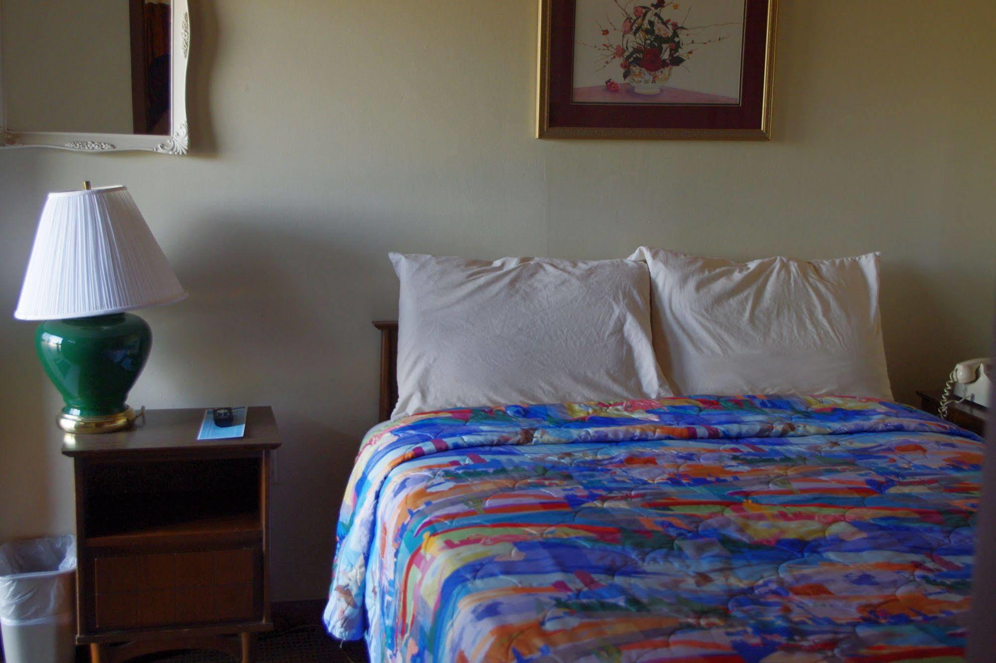 Love Hotels Western Holiday By Oyo At Harlan Lake Ne Алма Экстерьер фото